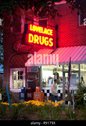 Ein Mann geht Lovelace Drogen auf der Washington Avenue, 8. Mai 2011 in Ocean Springs, Mississippi. Stockfoto