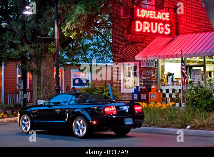 Ein Ford Mustang Pässe Lovelace Drogen auf der Washington Avenue, 8. Mai 2011 in Ocean Springs, Mississippi. Stockfoto