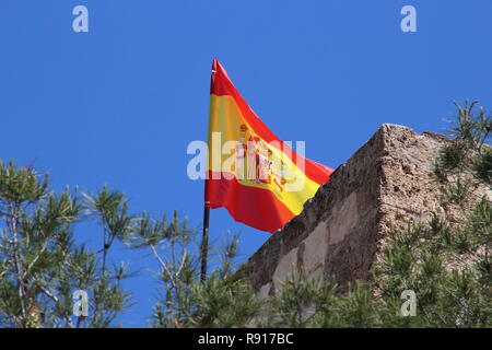 Spanische Flagge auf einem Turm an Los Caballos Del Vino in Caravaca de la Cruz Stockfoto