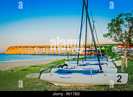 Die Sonne über Hobie Cat Segeln Katamaran entlang der Strand in Ocean Springs Yacht Club, 12.08.26, 2014 gesäumt, in Ocean Springs, Mississippi. Stockfoto