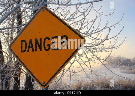 Warnschild, verbietet, trat Der gefrorene Fluss im Winter mit Schnee bei minus 15 Grad unter Null fallen, an den Ufern des Saint-Laurent River. Stockfoto