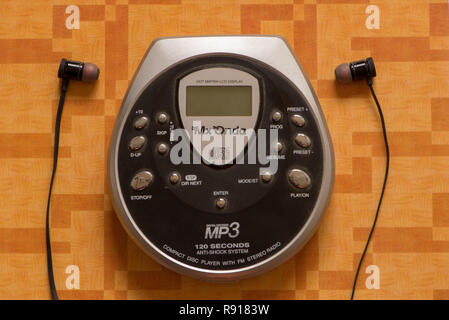 Ein schwarzes CD-Player mit Kopfhörer auf orangem Hintergrund Stockfoto