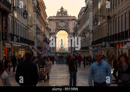 Lissabon, Portugal - 11 November, 2011: Menschen zu Fuß entlang der Augusta Straße (Rua Augusta) in der Stadt Lissabon, Portugal. Stockfoto