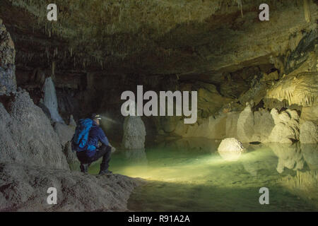 Höhlenforscher in der Cueva de los cristinos, Navarra (Spanien) Stockfoto