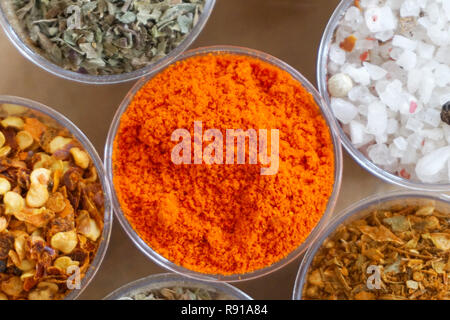 Rote Paprika Pulver. Chili oder getrocknete rote Paprika Hackfleisch/Nahaufnahme, Ansicht von oben Stockfoto