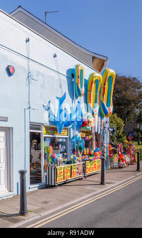 Anzeige der bunten Blow-up Strand Spielzeug in einem Geschäft in Tenby, eine ummauerte Stadt am Meer in Pembrokeshire, South Wales Küste im Westen von Carmarthen Bay Stockfoto