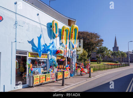 Anzeige der bunten Blow-up Strand Spielzeug in einem Geschäft in Tenby, eine ummauerte Stadt am Meer in Pembrokeshire, South Wales Küste im Westen von Carmarthen Bay Stockfoto