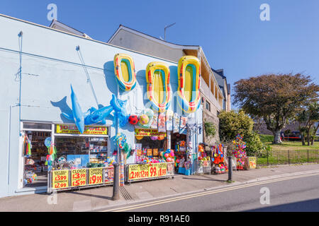 Anzeige der bunten Blow-up Strand Spielzeug in einem Geschäft in Tenby, eine ummauerte Stadt am Meer in Pembrokeshire, South Wales Küste im Westen von Carmarthen Bay Stockfoto