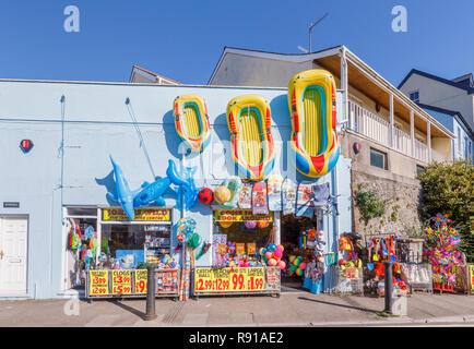 Anzeige der bunten Blow-up Strand Spielzeug in einem Geschäft in Tenby, eine ummauerte Stadt am Meer in Pembrokeshire, South Wales Küste im Westen von Carmarthen Bay Stockfoto