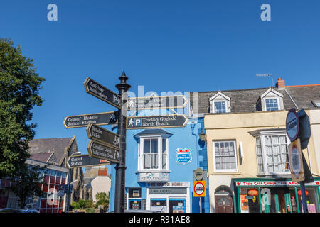 Wegweiser im Zentrum von Tenby, eine ummauerte Stadt am Meer in Pembrokeshire, South Wales Küste auf der westlichen Seite von Carmarthen Bay Stockfoto