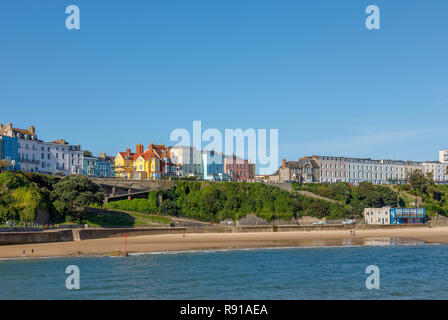 Bunte Häuser über dem Hafen und die North Beach in Tenby, eine ummauerte Stadt am Meer in Pembrokeshire, South Wales Küste, westliche Seite von Carmarthen Bay Stockfoto