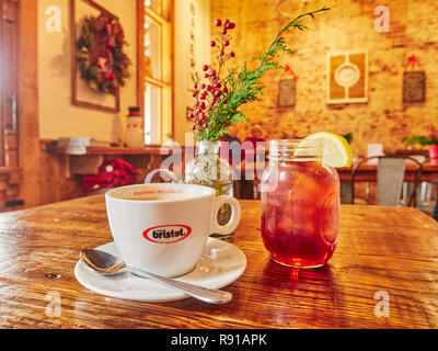 Coffee Shop oder Café oder Restaurant Innenraum mit Tasse Espresso und süssen Tee in der Lightnin' Bugs Cafe in Warm Springs, GA. Stockfoto