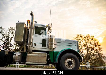 Profil von Big Rig amerikanischen Motorhaube Tag cab Semi Truck mit senkrechten Endrohren mit übergroßen Last Zeichen hinter der Kabine und Ablagefach fahren Stockfoto