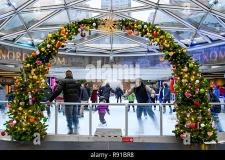 Kostenfreie öffentliche Eislaufbahn, Robson Square, Downtown, Vancouver, British Columbia, Kanada Stockfoto