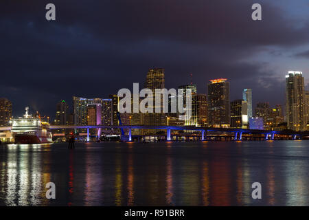 Nacht Panorama von Miami City Downtown mit Reflexionen. Bunte Reflexionen der Brücke, Kreuzfahrt- und modernen Gebäuden. Stockfoto