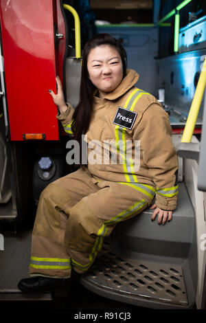 Bild der Frau Feuerwehrmann auf Hintergrund der fire truck Stockfoto