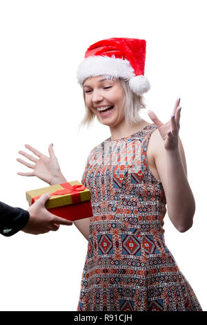 Foto, fröhliche Frau in Santa's Gap und die Hände des Mannes mit Geschenk Stockfoto