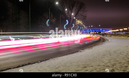 Blick auf Nacht Stadtverkehr mit langen Belichtungszeit. Stockfoto