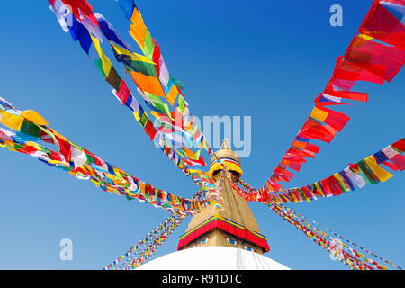 Gebetsfahnen vor blauem Himmel in Boudhanath Stupa in Kathmandu, Nepal Stockfoto