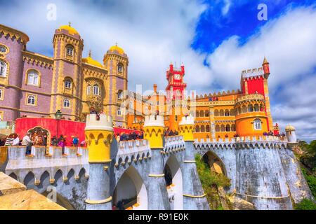 Sintra, Portugal - 28. März 2018: Die berühmten portugiesischen Wahrzeichen, Pena Palast oder Palacio da Pena und Menschen Stockfoto