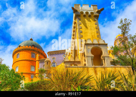 Sintra, Portugal - 28. März 2018: Die berühmten portugiesischen Wahrzeichen, Pena Palast oder Palacio da Pena Stockfoto