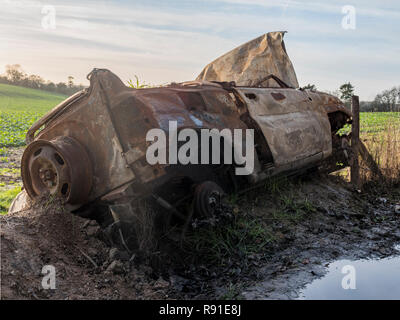 Ausgebrannt Auto auf dem Pilgerweg Seitenweg, in Kent, England Stockfoto