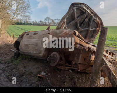 Ausgebrannt Auto auf dem Pilgerweg Seitenweg, in Kent, England Stockfoto