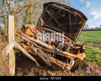 Ausgebrannt Auto auf dem Pilgerweg Seitenweg, in Kent, England Stockfoto