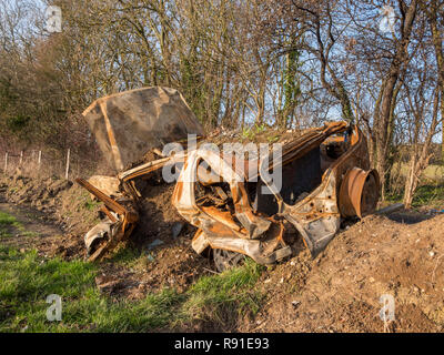 Ausgebrannt Auto auf dem Pilgerweg Seitenweg, in Kent, England Stockfoto