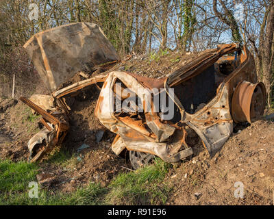 Ausgebrannt Auto auf dem Pilgerweg Seitenweg, in Kent, England Stockfoto