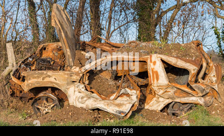 Ausgebrannt Auto auf dem Pilgerweg Seitenweg, in Kent, England Stockfoto