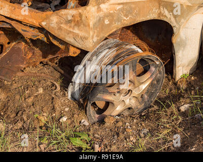 Ausgebrannt Auto auf dem Pilgerweg Seitenweg, in Kent, England Stockfoto