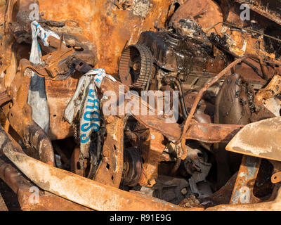 Ausgebrannt Auto auf dem Pilgerweg Seitenweg, in Kent, England Stockfoto