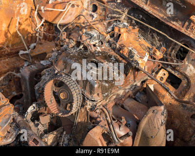Ausgebrannt Auto auf dem Pilgerweg Seitenweg, in Kent, England Stockfoto