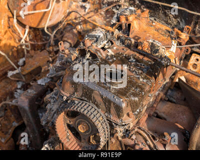 Ausgebrannt Auto auf dem Pilgerweg Seitenweg, in Kent, England Stockfoto