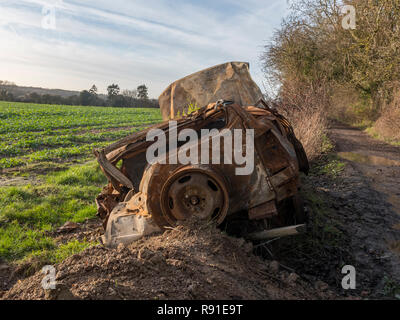 Ausgebrannt Auto auf dem Pilgerweg Seitenweg, in Kent, England Stockfoto