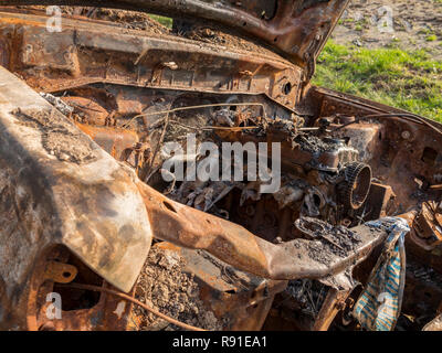 Ausgebrannt Auto auf dem Pilgerweg Seitenweg, in Kent, England Stockfoto