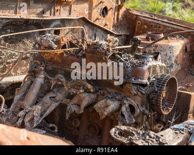 Ausgebrannt Auto auf dem Pilgerweg Seitenweg, in Kent, England Stockfoto