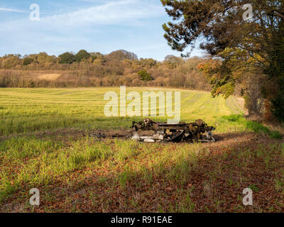 Ausgebrannt Auto auf dem Pilgerweg Seitenweg, in Kent, England Stockfoto