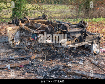 Ausgebrannt Auto auf dem Pilgerweg Seitenweg, in Kent, England Stockfoto