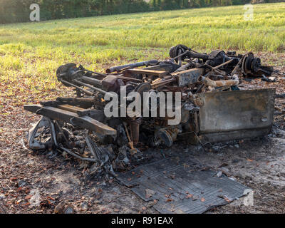 Ausgebrannt Auto auf dem Pilgerweg Seitenweg, in Kent, England Stockfoto