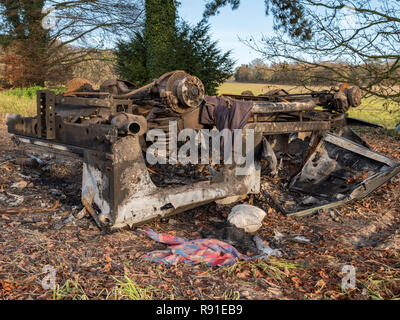 Ausgebrannt Auto auf dem Pilgerweg Seitenweg, in Kent, England Stockfoto