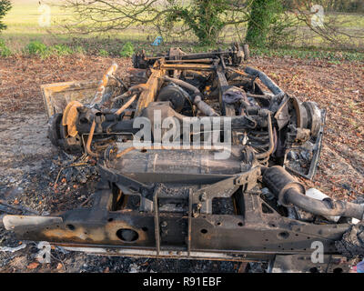 Ausgebrannt Auto auf dem Pilgerweg Seitenweg, in Kent, England Stockfoto