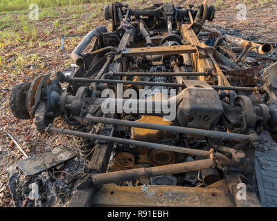 Ausgebrannt Auto auf dem Pilgerweg Seitenweg, in Kent, England Stockfoto