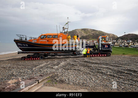RNLI Shannon Klasse Rettungsboot William F Yates ist vom Meer an der North Shore von Llandudno folgenden Meer Übungen abgerufen Stockfoto