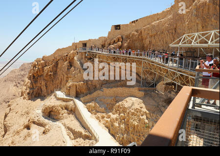 Touring Masada Felsplateau mit ruiniert Paläste der brutalen König Herodes in der Wüste Juda in Israel erinnern Massenselbstmord von Juden kämpfen mit den Römern. Stockfoto