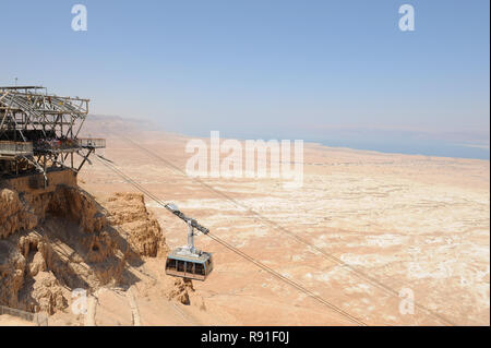 Touring Masada Felsplateau mit ruiniert Paläste der brutalen König Herodes in der Wüste Juda in Israel erinnern Massenselbstmord von Juden kämpfen mit den Römern. Stockfoto