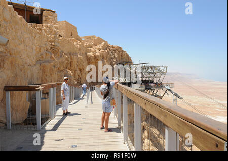 Touring Masada Felsplateau mit ruiniert Paläste der brutalen König Herodes in der Wüste Juda in Israel erinnern Massenselbstmord von Juden kämpfen mit den Römern. Stockfoto