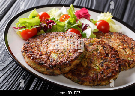 Hausgemachte vegetarische Pilz Gemüse patty mit frischem Salat auf einen Teller close-up auf dem Tisch. Horizontale Stockfoto