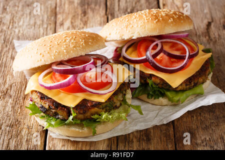 Gemüse Hamburger mit vegetarischen Patty und Cheddar Käse close-up auf dem Tisch. Horizontale Stockfoto